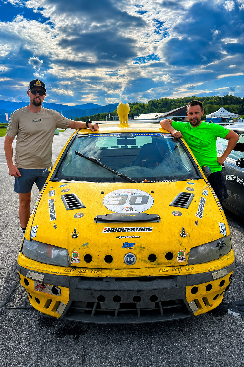 Karl Maier und Chris Wassermann mit dem WM Racing Fahrzeug bei der 90 PS Challenge